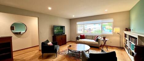 Fernseher, Bücher, Arbeitsbereiche