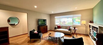 Charming 3 BR Home Near Redwood Park w/ Bay Views