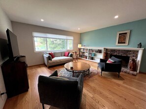 TV, books, offices - Charming 3 BR Home Near Redwood Park w/ Bay Views (Oakland)