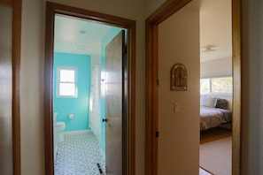 3 chambres, bureau, fer et planche à repasser, lit de bébé portatif