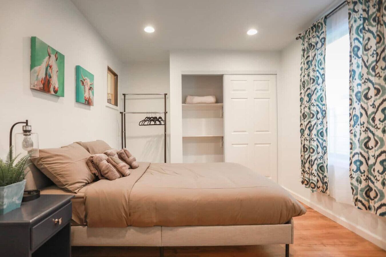 Desk, iron/ironing board, WiFi, bed sheets