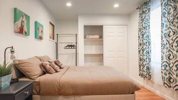 Desk, iron/ironing board, WiFi, bed sheets