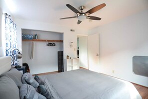 デスク、アイロン / アイロン台、WiFi、ベッドシーツ