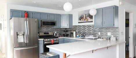 Køleskab, mikrobølgeovn, ovn, kogeplade