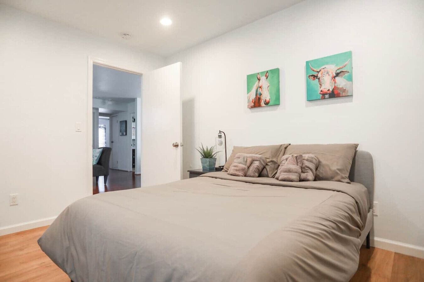 Skrivebord, strykejern/-brett, wi-fi og sengetøy