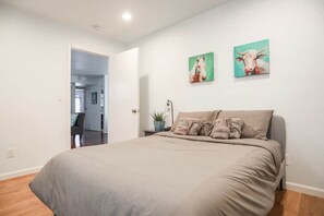 Desk, iron/ironing board, WiFi, bed sheets