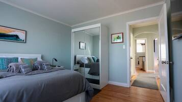 Desk, iron/ironing board, WiFi, bed sheets