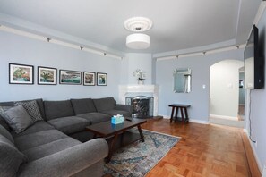 TV - Quaint 2BR/1BA Apt - 7 min walk to Ocean Beach (San Francisco)