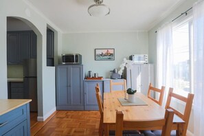 Dining - Quaint 2BR/1BA Apt - 7 min walk to Ocean Beach (San Francisco)