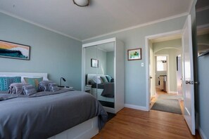 Desk, iron/ironing board, WiFi, bed sheets - Quaint 2BR/1BA Apt - 7 min walk to Ocean Beach (San Francisco)