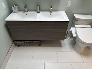 Shower, hair dryer, towels - Quaint 2BR/1BA Apt - 7 min walk to Ocean Beach (San Francisco)