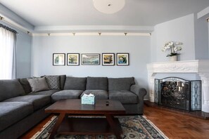 Een televisie en een kantoor