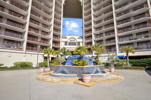 Exterior - The Madeira: Beach + Barefoot Landing + Pools! (North Myrtle Beach)