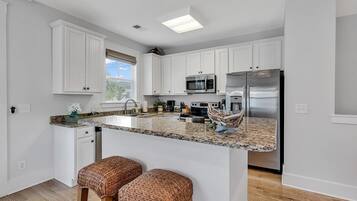 Een koelkast, een microgolfoven, een oven, een kookplaat