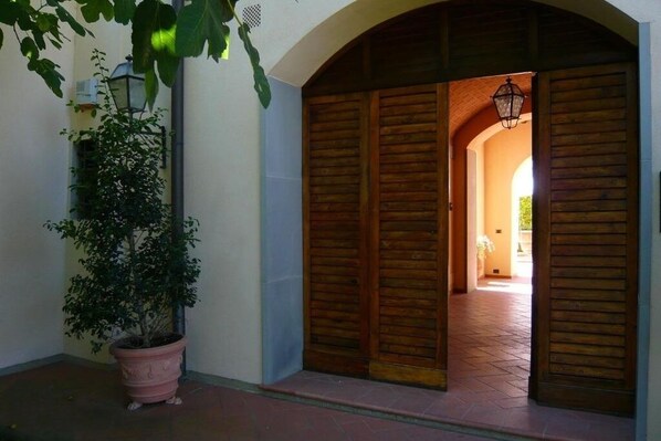 تفاصيل الفندق من الخارج