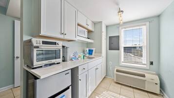 Mikrobølgeovn, kaffe-/temaskine, brødrister