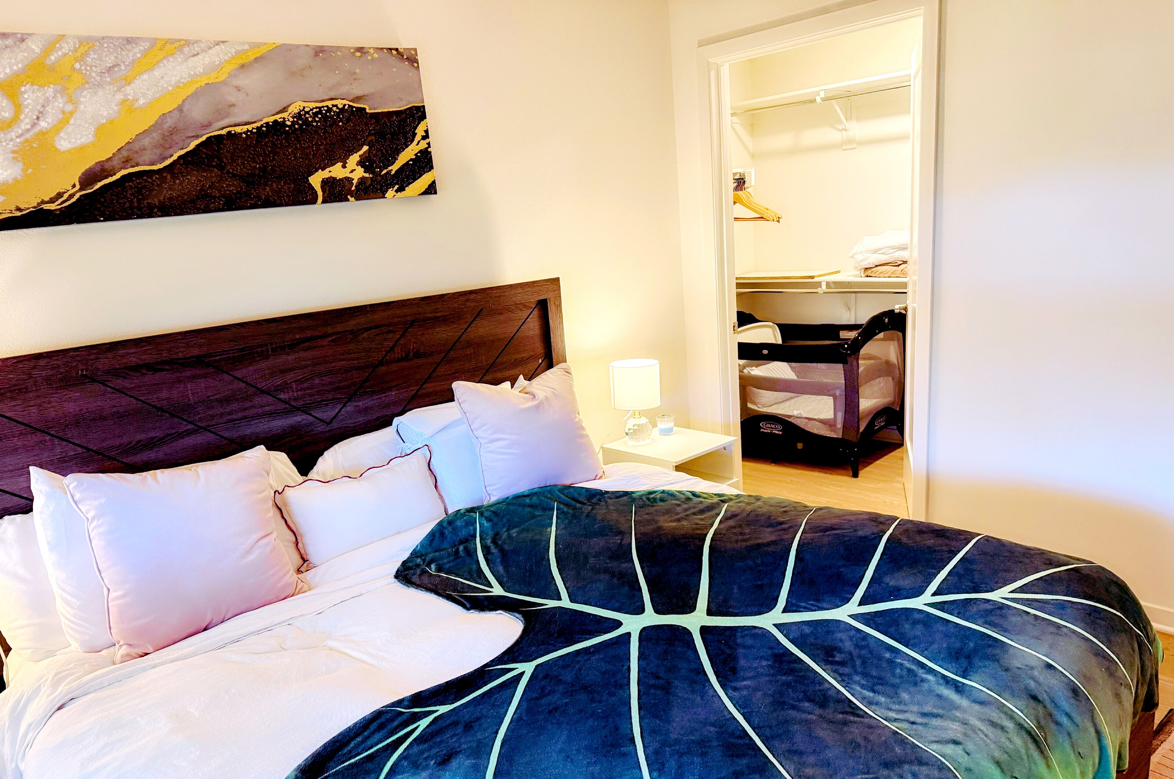 2 sovrum, skrivbord, strykjärn/strykbräda och gratis wi-fi