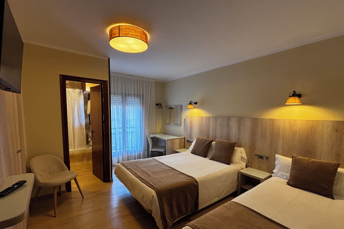 Habitación triple, vistas al río | Escritorio, espacio para trabajar con un portátil, wifi gratis