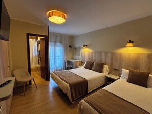 Driepersoonskamer, uitzicht op rivier | Een bureau, een laptopwerkplek, gratis wifi