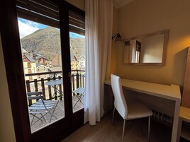 Habitación triple, vistas al río | Escritorio, espacio para trabajar con un portátil, wifi gratis