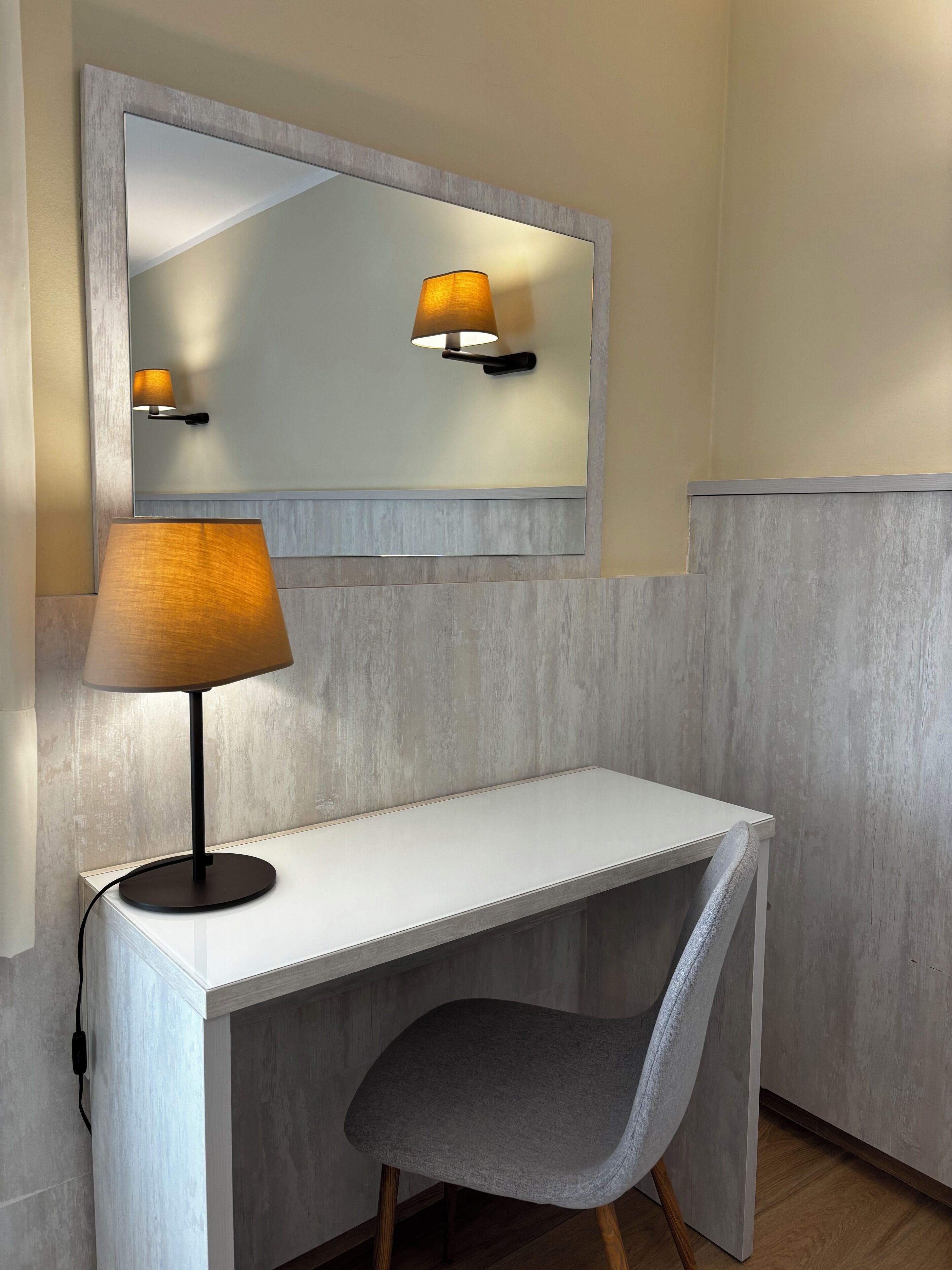 Bureau, espace de travail pour ordinateur portable, Wi-Fi gratuit