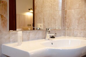 Een haardroger, handdoeken, zeep, shampoo