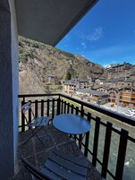 Habitación con 2 camas individuales, vistas al río | Terraza o patio