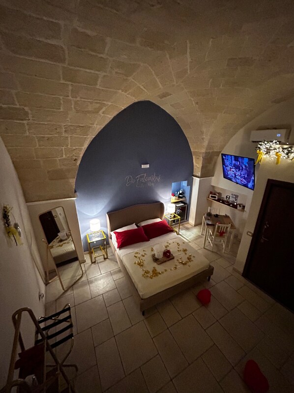 1 soverom, skrivebord, wi-fi (inkludert) og sengetøy