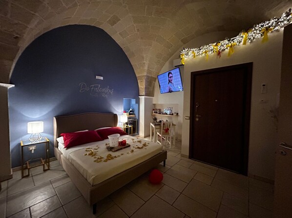 1 bedroom, desk, free WiFi, bed sheets