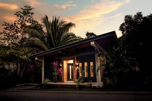 Mặt tiền nơi lưu trú - ban đêm