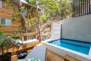 Piscine extérieure, chaises longues