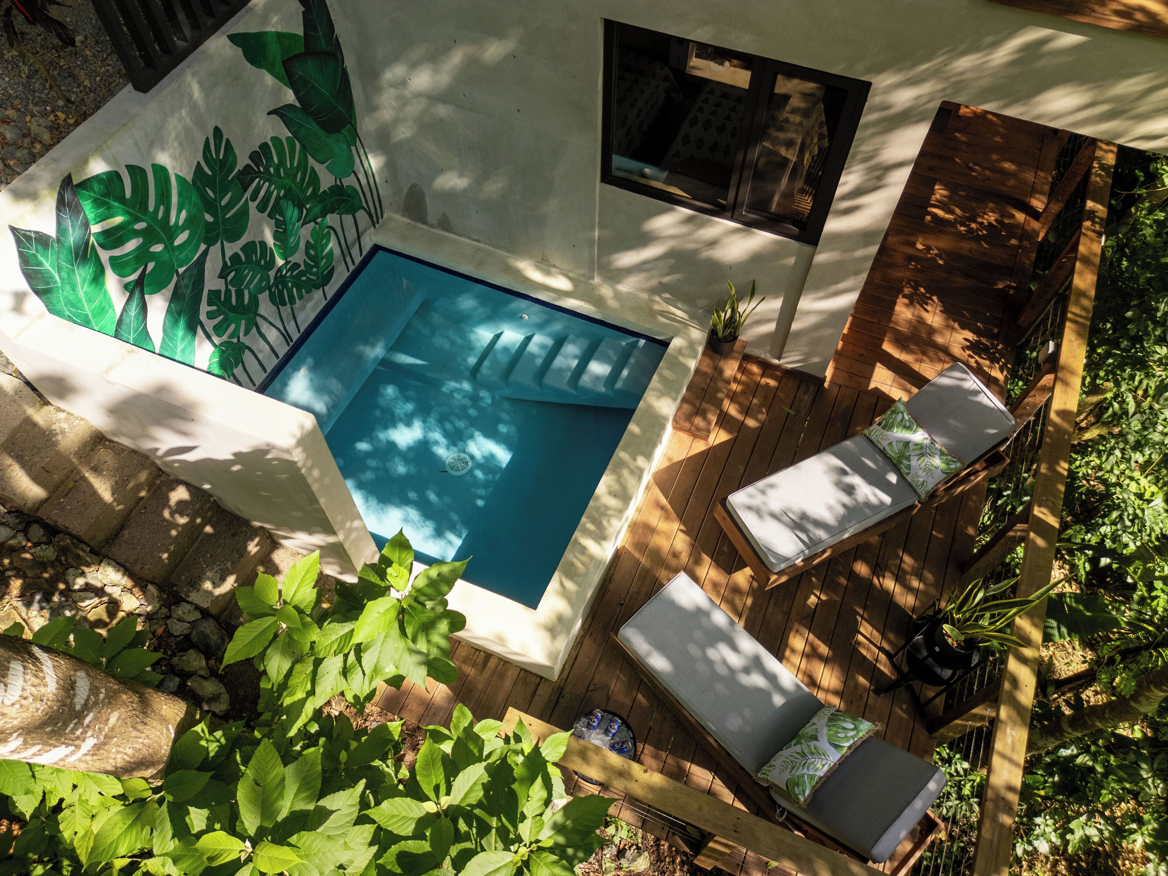 Hồ bơi ngoài trời, ghế dài tắm nắng 