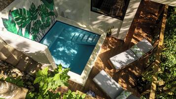 Hồ bơi ngoài trời, ghế dài tắm nắng