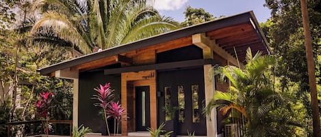 Vista frontal de la propiedad