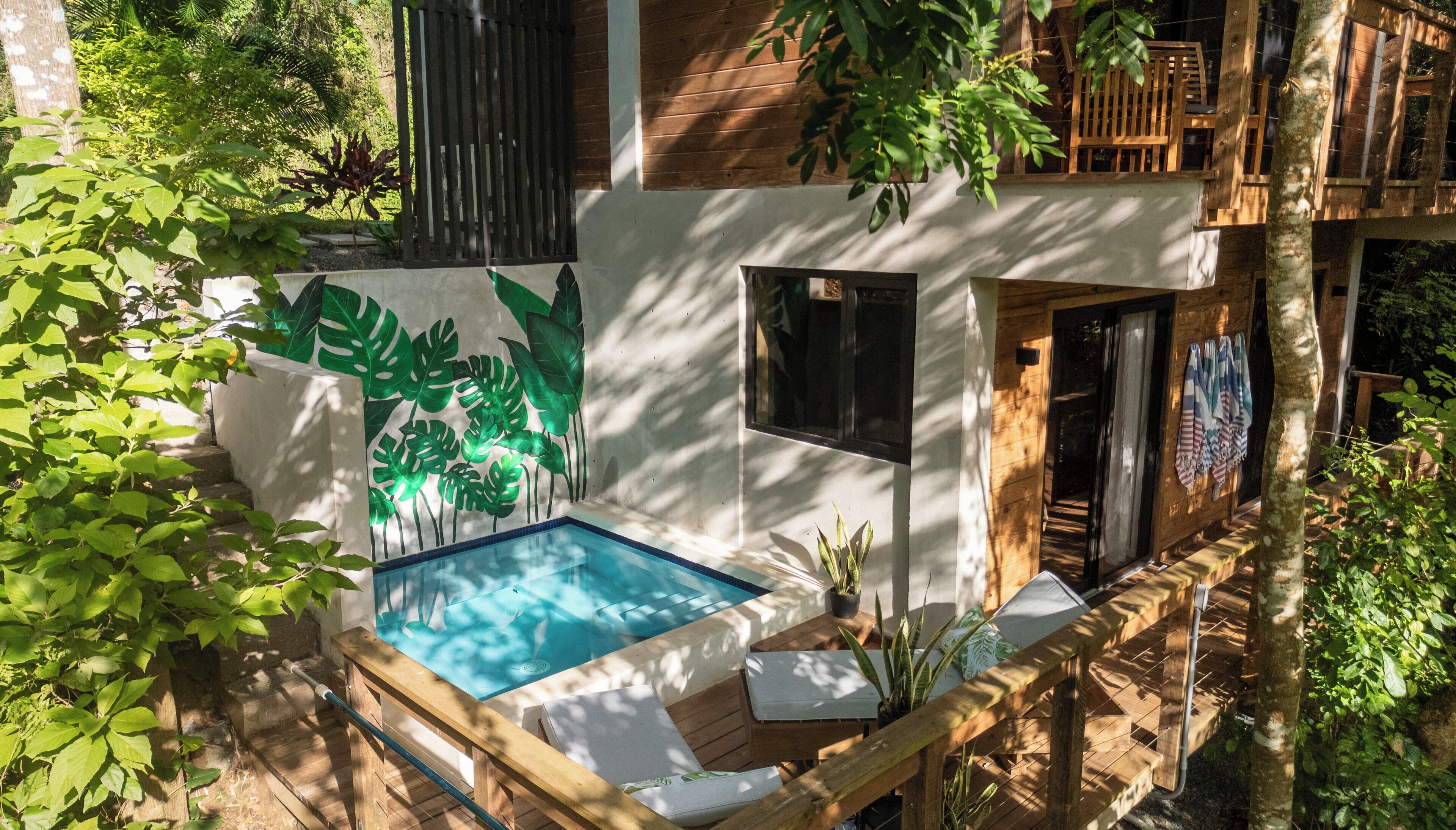 Hồ bơi ngoài trời, ghế dài tắm nắng 