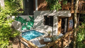 Hồ bơi ngoài trời, ghế dài tắm nắng 