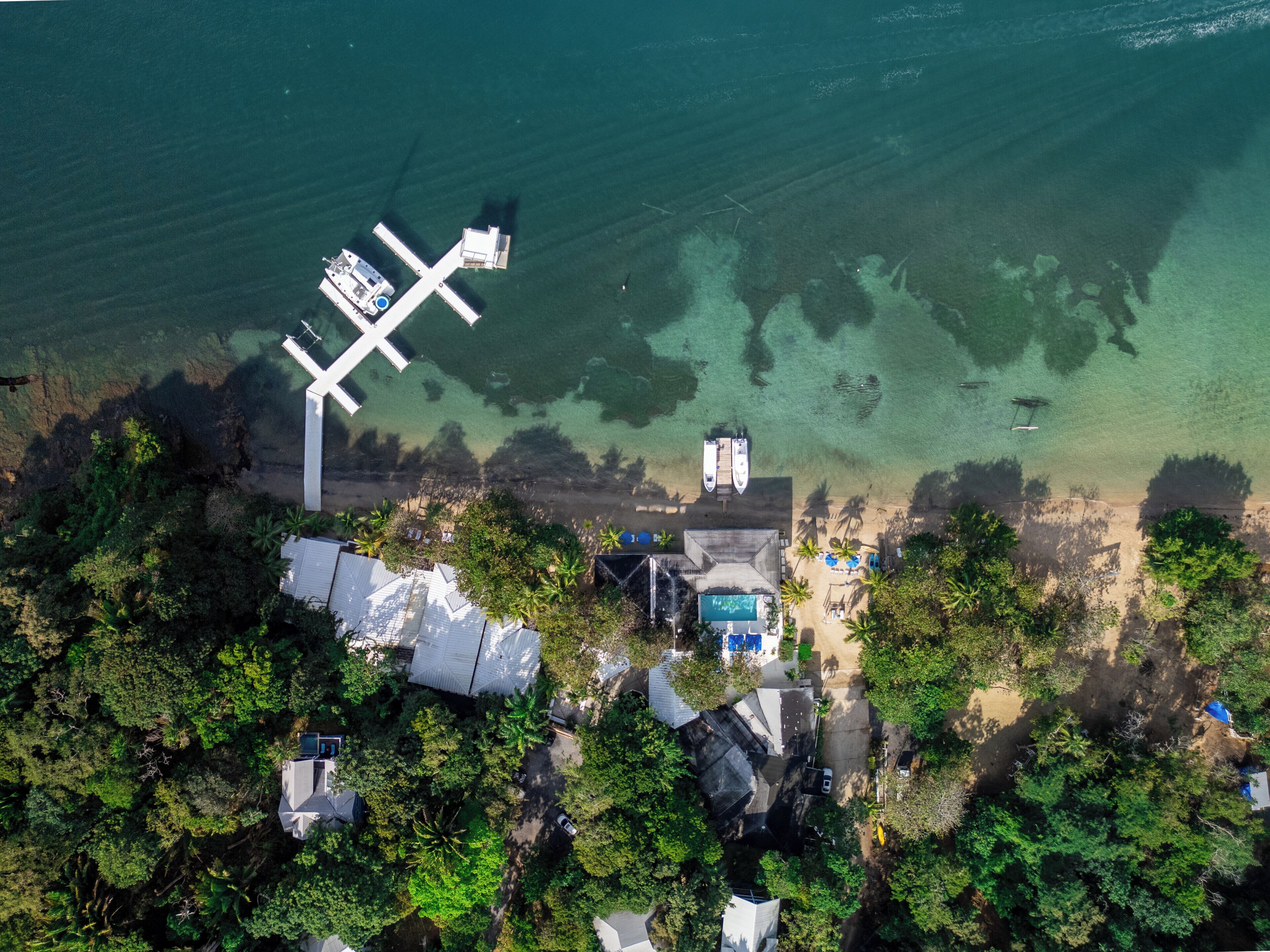 Plage à proximité, sable blanc, chaises longues, serviettes de plage