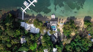 Nær stranden, hvit sand, solsenger og strandhåndklær