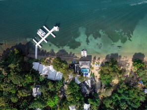 Beach nearby, white sand, sun-loungers, beach towels - Villa Sea Breeze (Roatan)