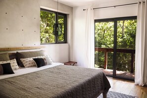 2 bedrooms, Egyptian cotton sheets, premium bedding, memory-foam beds - Villa Sea Breeze (Roatan)