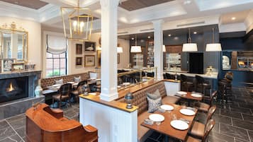 2 restaurants; breakfast and dinner served
