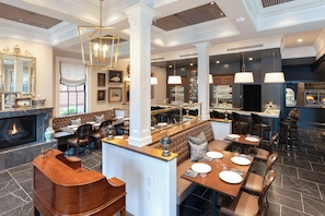 2 restaurants, breakfast served