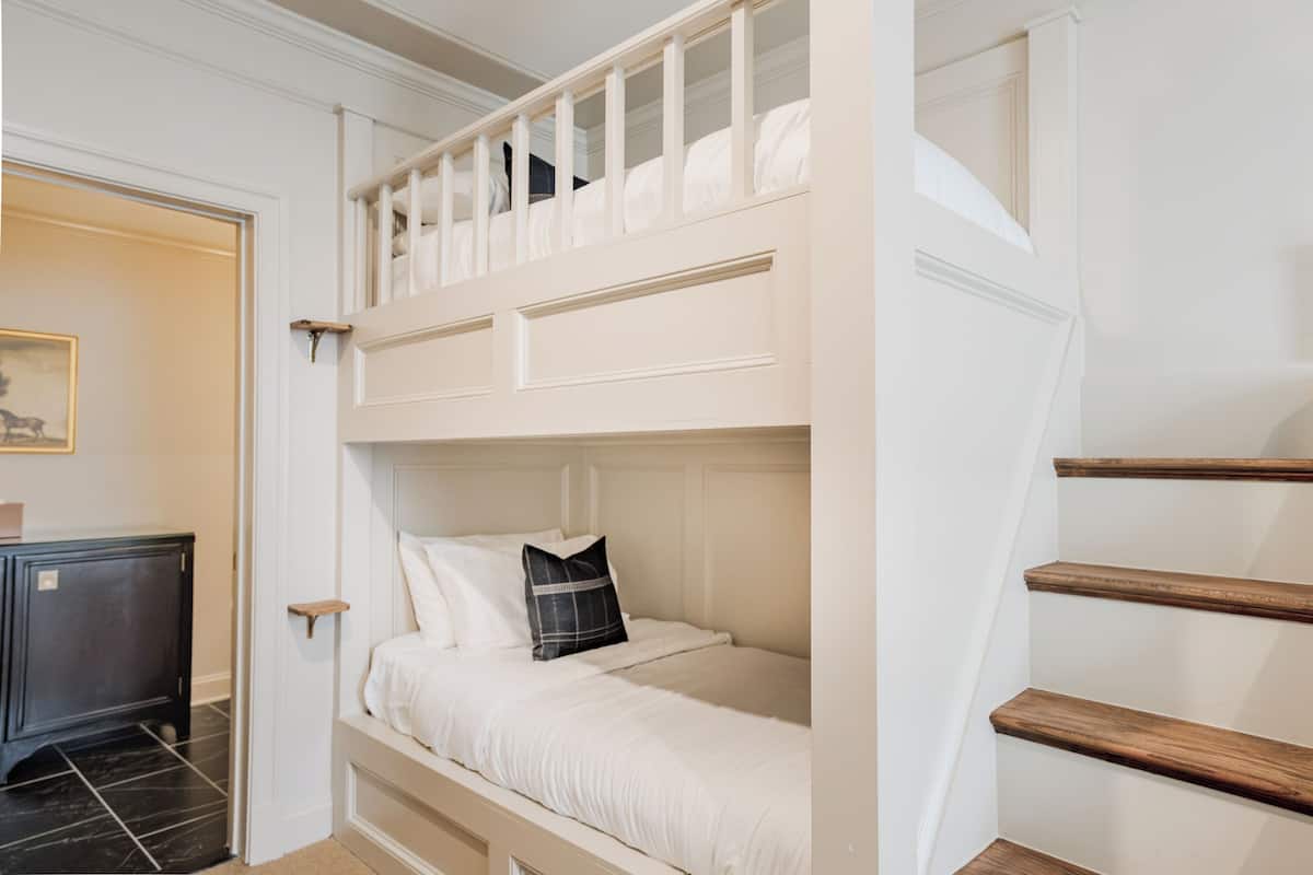 Rum (Burg House Bunk) | Värdeförvaringsskåp på rummet och mörkläggningsgardiner