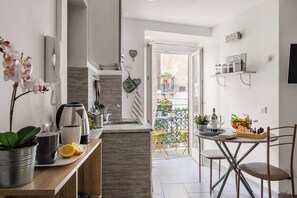 Kühlschrank, Ofen, Herdplatte, Wasserkocher mit Kaffee-/Teezubehör