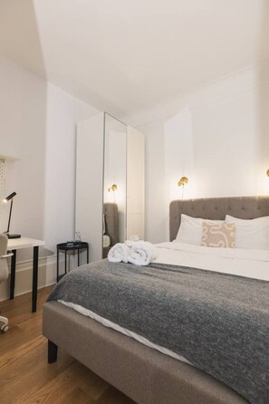 4 bedrooms, desk, iron/ironing board, travel cot