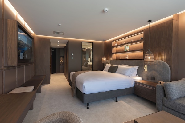 Shotover River View Room | Sengetøy av topp kvalitet, safe på rommet, skrivebord og lydisolert