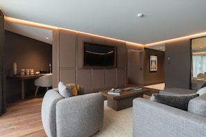 Shotover Suite | Oppholdsområde | En 50-tommers smart-TV med kabel-kanaler