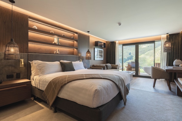 Shotover River View Room | Hochwertige Bettwaren, Zimmersafe, Schreibtisch, schallisolierte Zimmer
