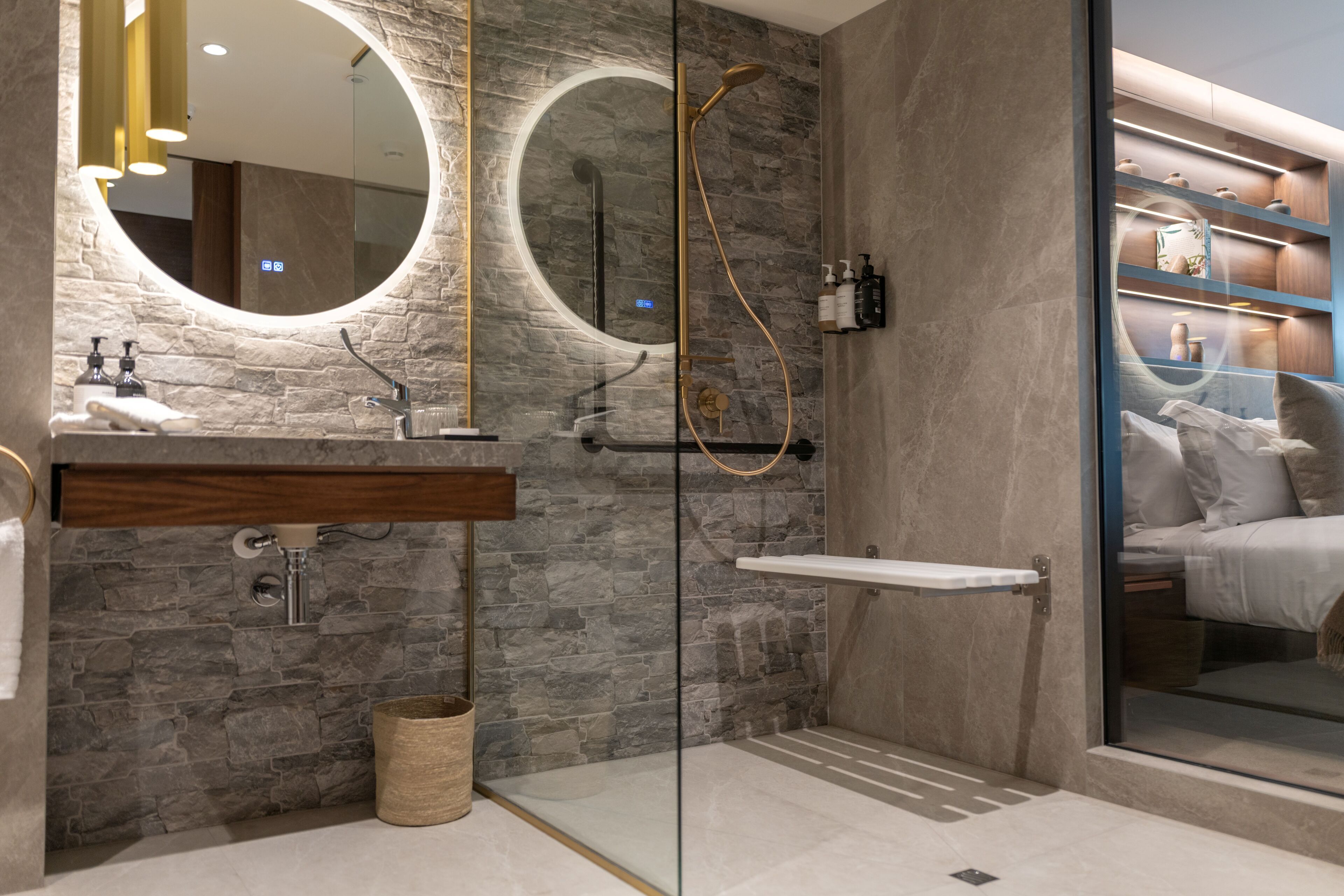 Accessible River View Room | 浴室 | 名牌盥洗用品、吹風機、浴袍、拖鞋