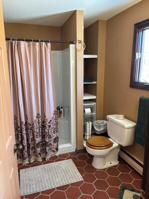 Douche, sèche-cheveux, serviettes fournies, savon